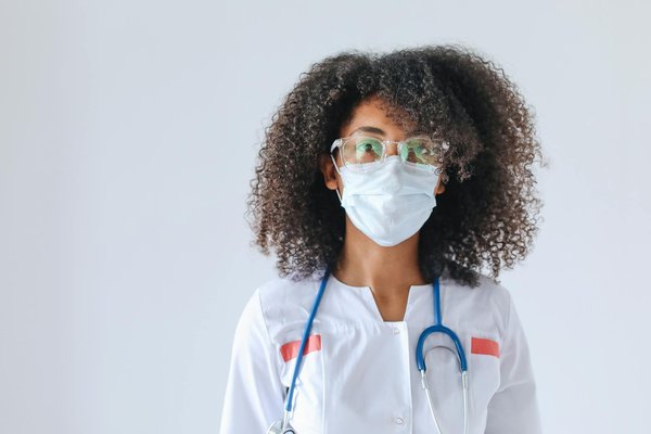 Soulagement des Nausées Pendant la Grossesse: Remèdes Naturels vs Médicaments – Une Comparaison Complète